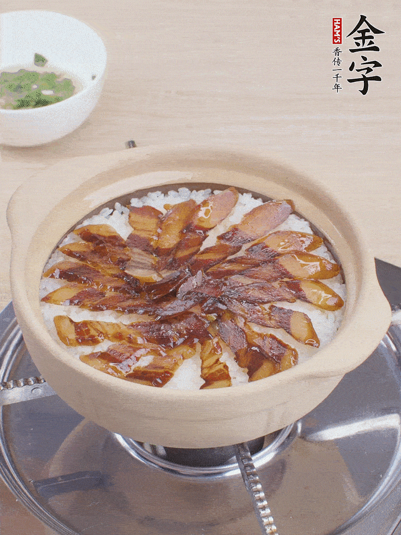 快收水時(shí)，鋪醬油肉，鍋邊淋點(diǎn)油，轉(zhuǎn)動(dòng)砂鍋，燜煮2分鐘。