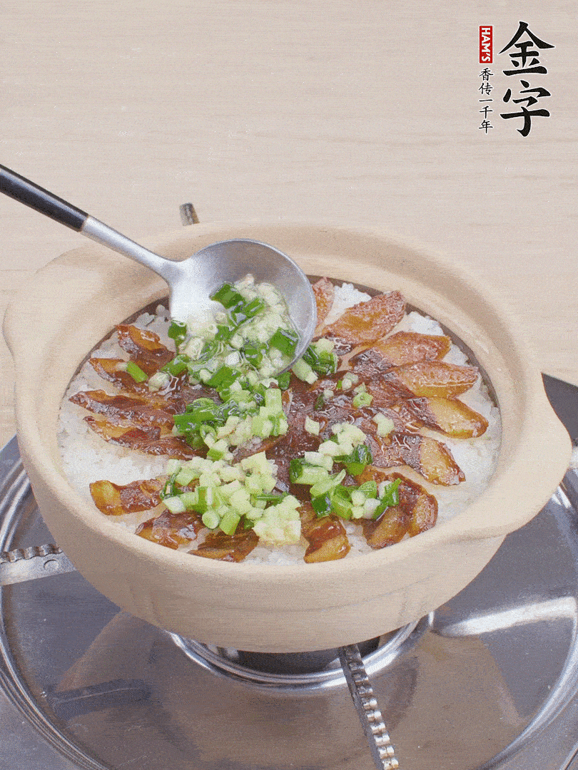 倒蔥姜醬再燜1分鐘。（也可以淋點(diǎn)生抽）