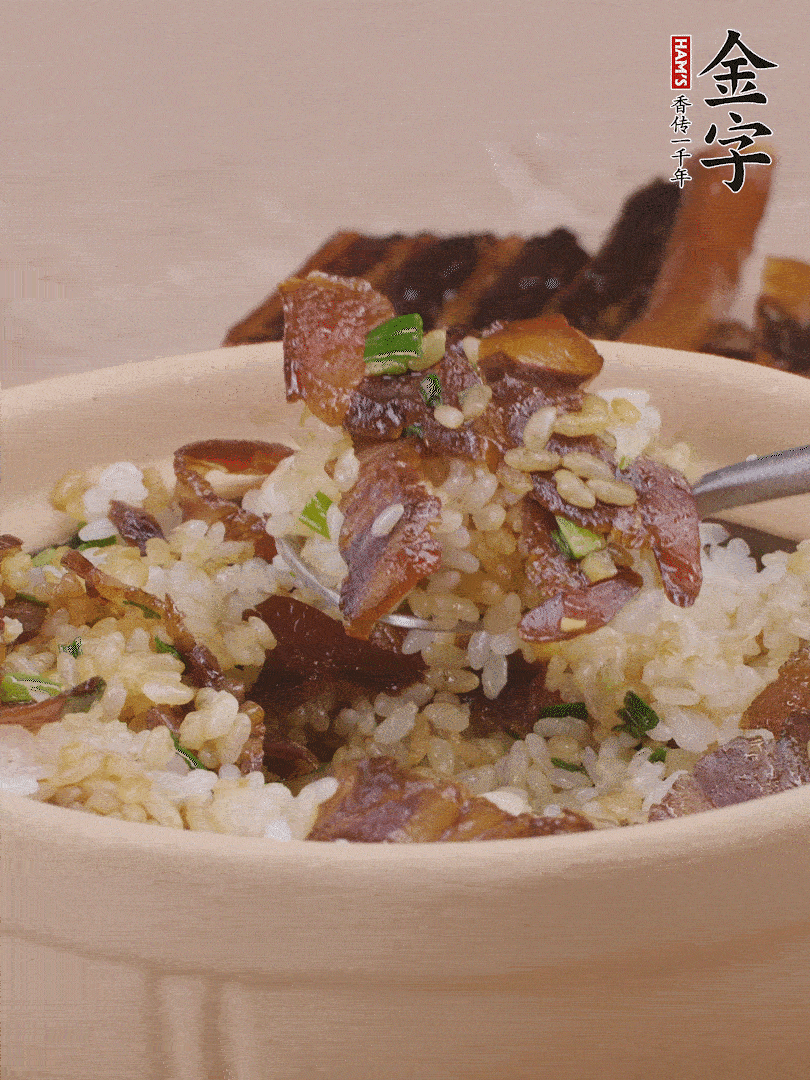 揭蓋后撒點(diǎn)蔥花裝飾，趁熱拌勻。
