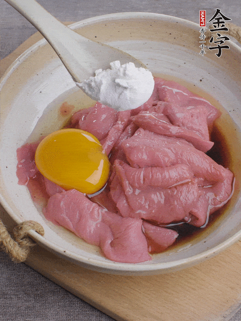 牛肉切片，雞蛋1個、水2勺、料酒1/2勺、生抽1/2勺、生粉1勺腌15分鐘。