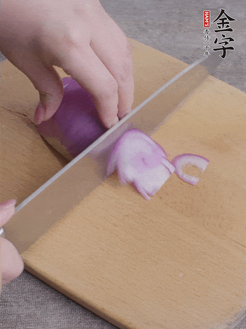 洋蔥切絲、蔥切段。