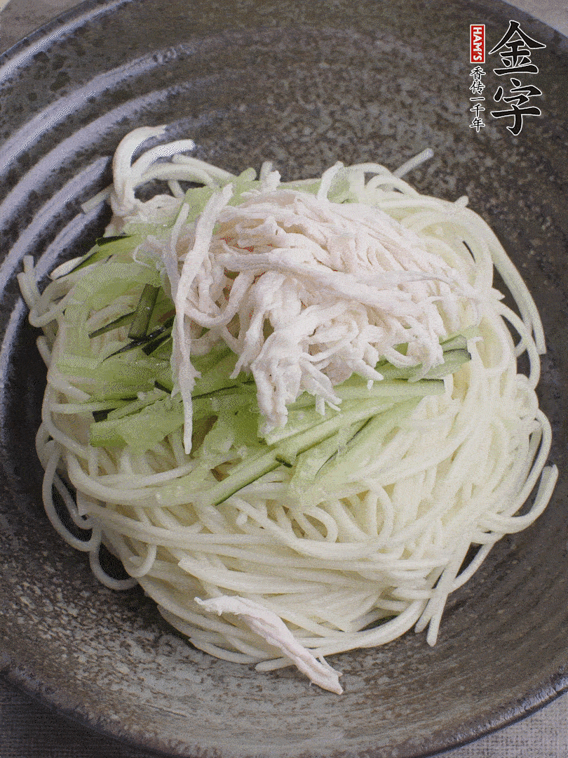 堿水面（熟）倒入大碗中，鋪上黃瓜絲、雞絲。