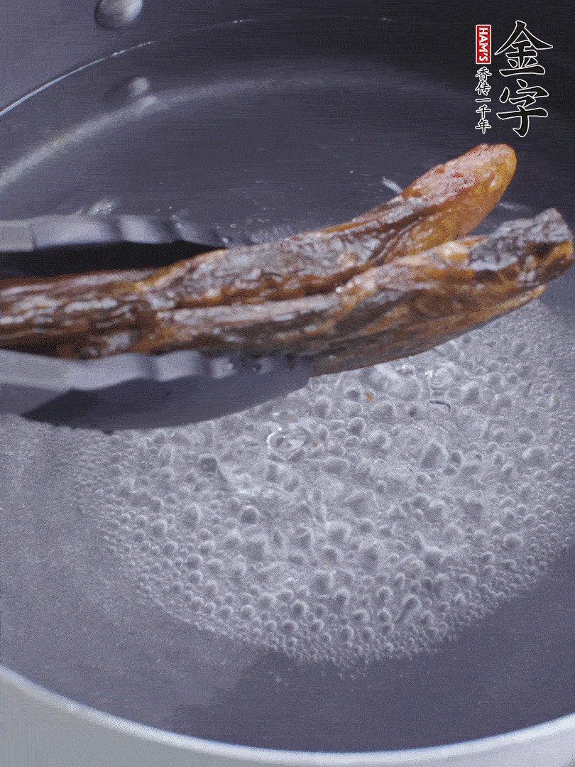 金字醬油肉水煮15分鐘，切薄片。