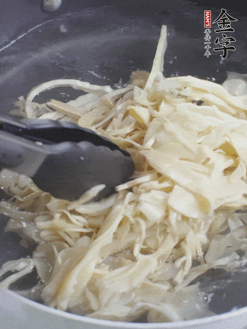糯米筍焯水1分鐘，過(guò)涼水，擠干水份。