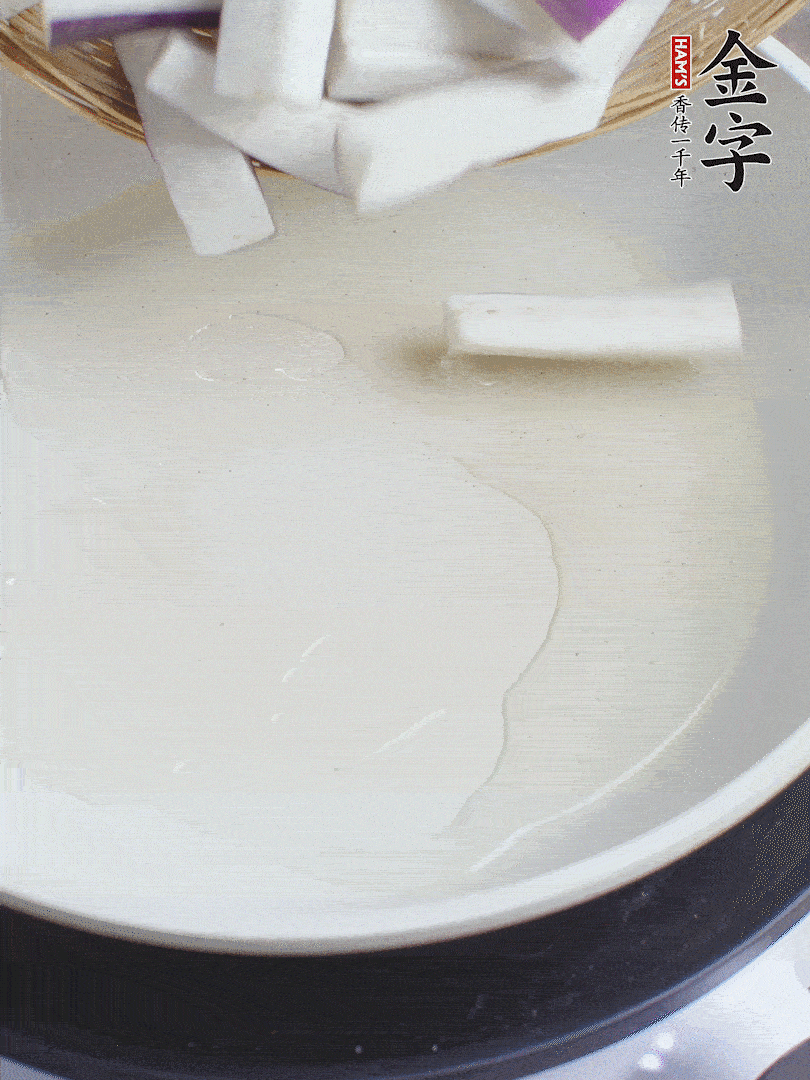 杭茄洗凈去蒂，縱向剖成4份，切成長(zhǎng)10cm左右的段。白洋蔥切絲?？谀⑾磧羧サ舯?。紅椒切菱形片。