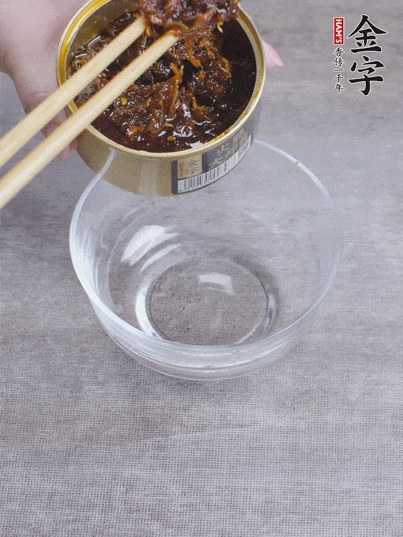 金字火腿大師醬2勺、醬油1勺、白砂糖1/2勺調(diào)勻。