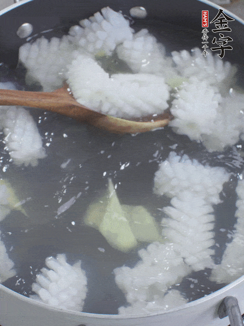 魷魚(yú)解凍后，加姜片、料酒汆燙30秒。