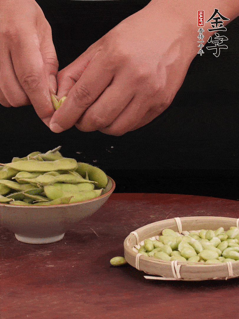 新鮮毛豆剝殼。