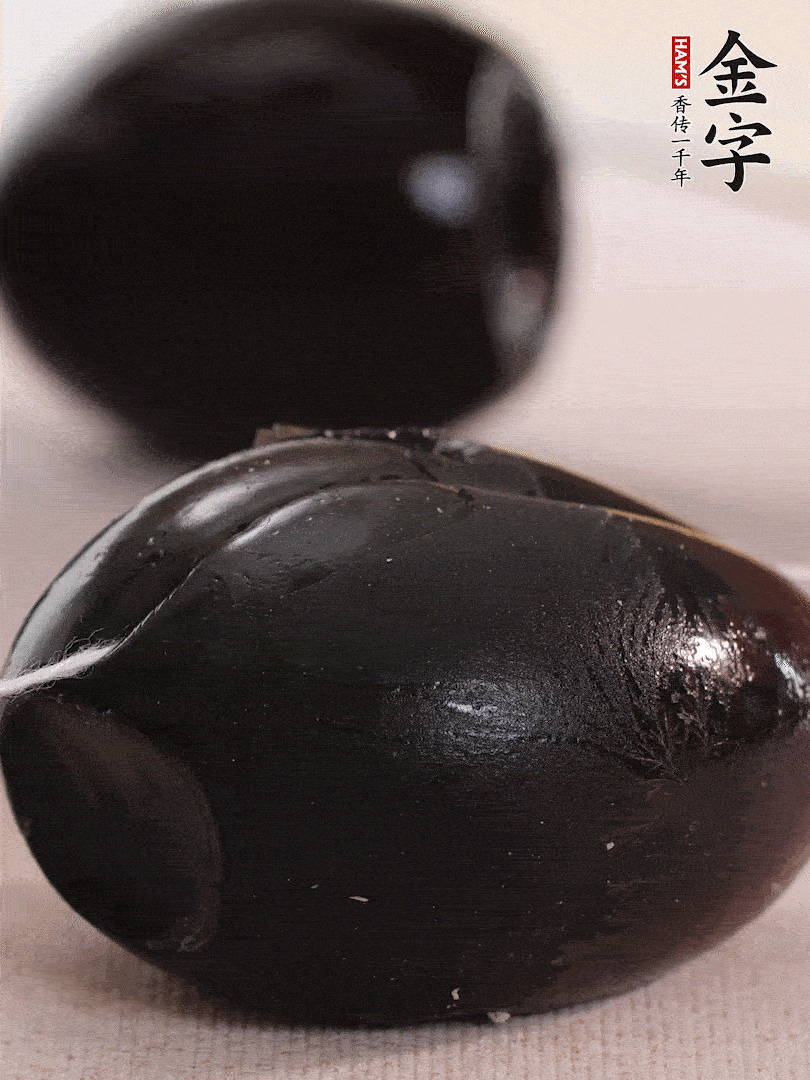 娃娃菜金針菇去跟洗凈，皮蛋改刀。