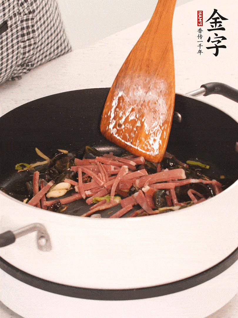 加入火腿煸炒一會(huì)，倒入開水燉煮15分鐘。