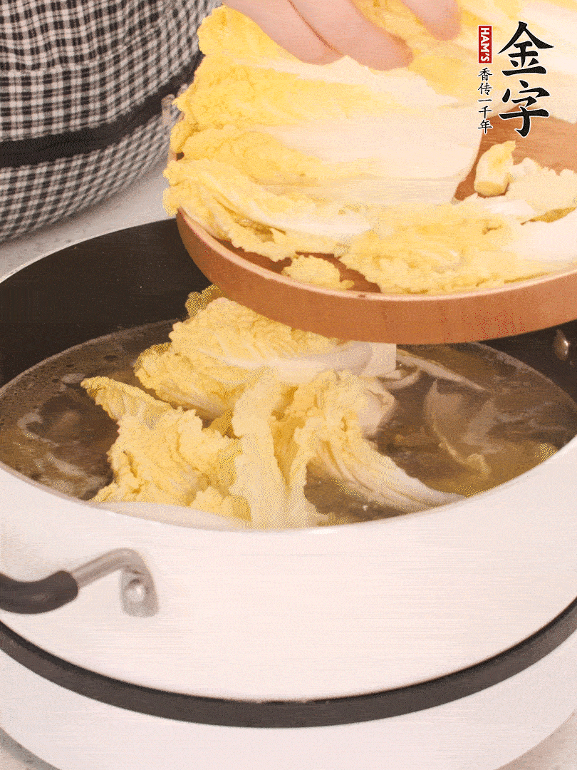 放入娃娃菜、金針菇再燉煮5分鐘。