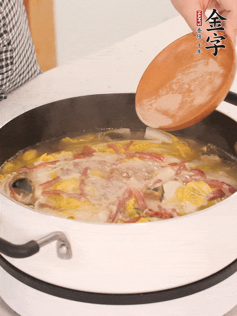 加適量的白胡椒調(diào)味。