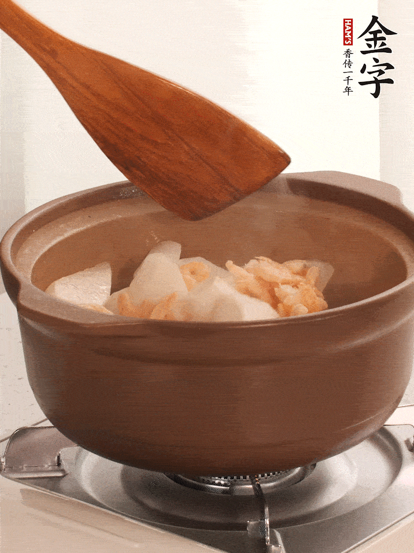 放白蘿卜、海米煸炒1-2分鐘，白蘿卜一定要先炒過(guò)再燉湯，香味更足。