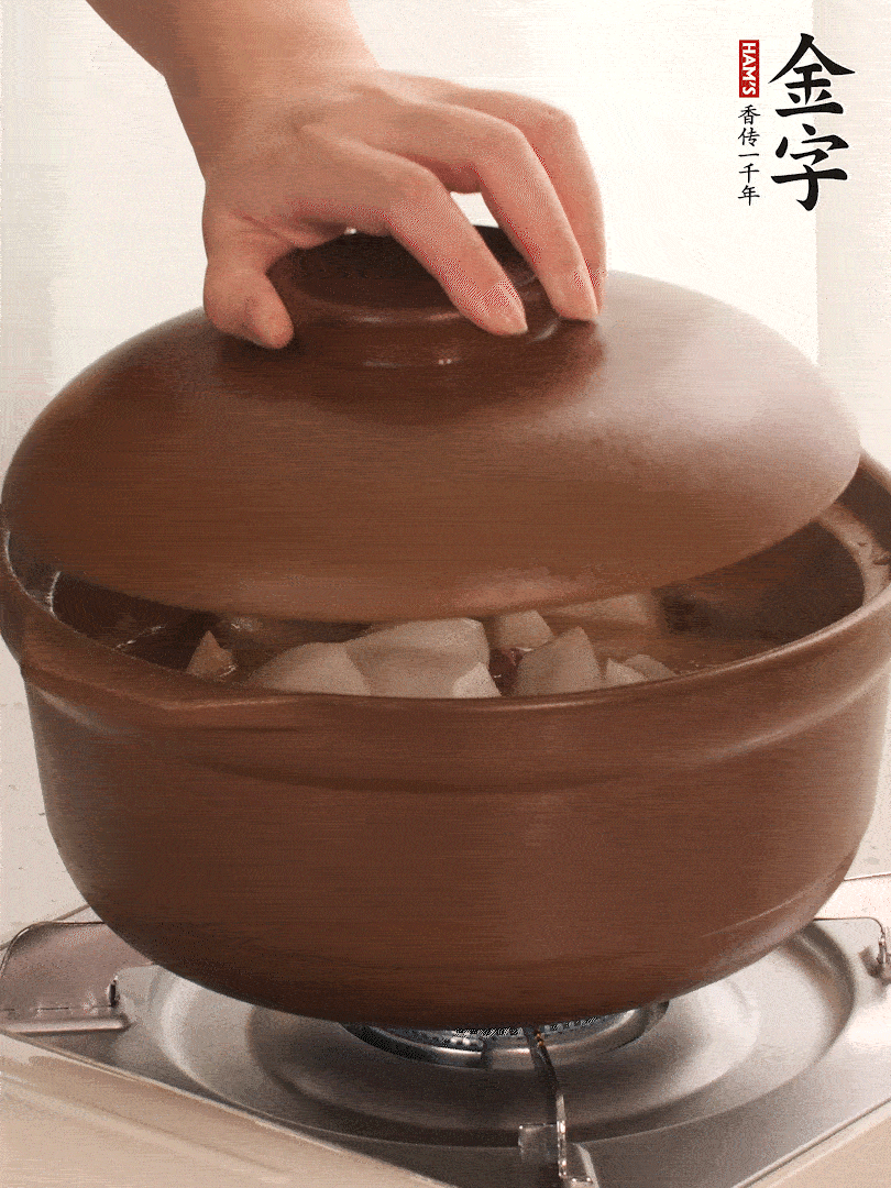 倒沒(méi)過(guò)食材的熱水，大火燒開(kāi)。蓋上蓋子轉(zhuǎn)中小火，燉15-20分鐘。等蘿卜煮到喜歡的軟爛度就可以關(guān)火。