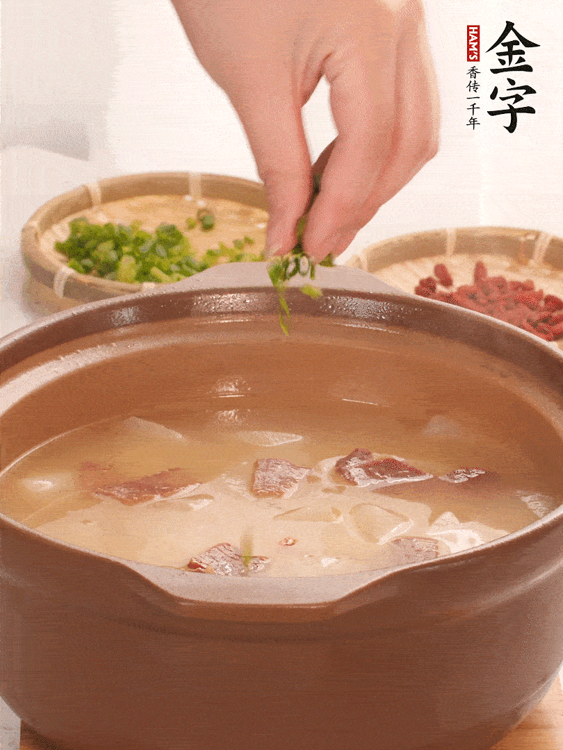 最后點(diǎn)綴點(diǎn)小蔥花、枸杞，增色提味。