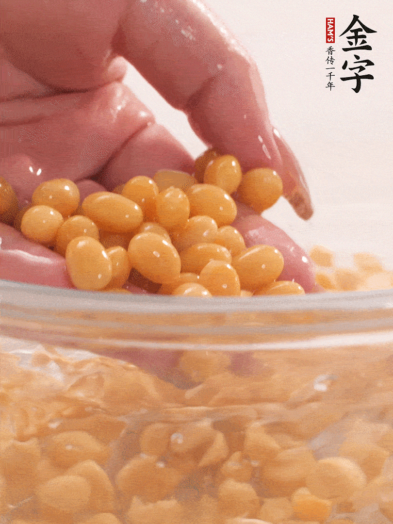 黃豆浸泡2小時(shí)，充分泡發(fā)，挑出干癟的不要。