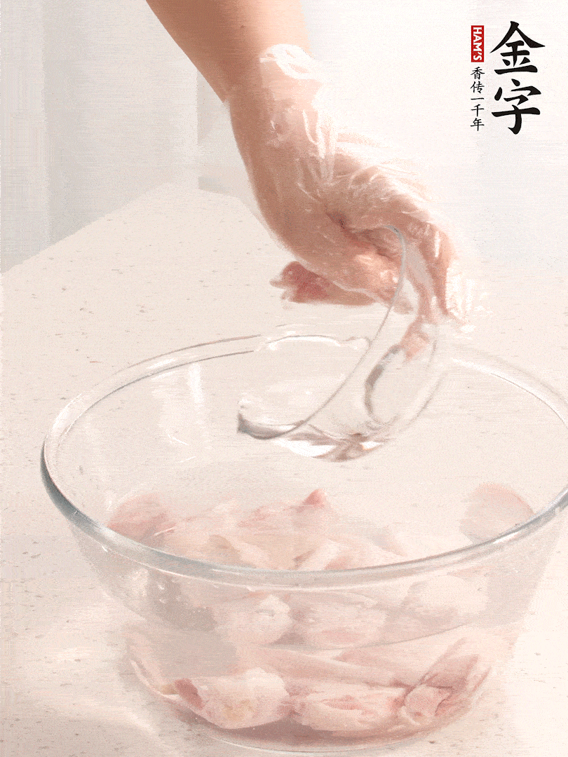 豬蹄除去雜毛、刮去油膩，斬成大塊，冷水浸泡半小時(shí)出血水，冷水下鍋，放入姜片、醋去腥，水燒開(kāi)大約2分鐘，撈出。（白醋能夠讓豬蹄更白凈）