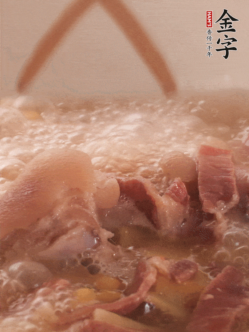 大火將水煮開(kāi)后，蓋上鍋蓋，轉(zhuǎn)小火慢燉1個(gè)半小時(shí)。