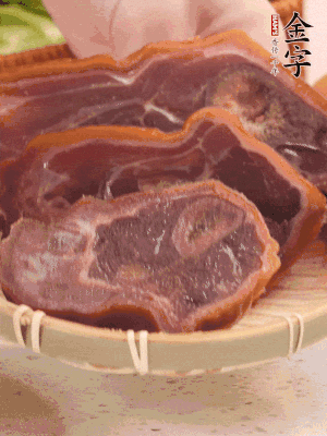 金字火腿蹄片溫水泡10分鐘。