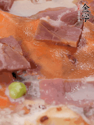 放適量料酒、清水煮到沸騰，再下蟹塊燜煮8分鐘。