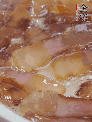 油5成熱，醬油肉煸香。