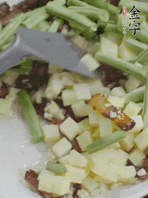 下蒜末、豆角、土豆塊翻炒。