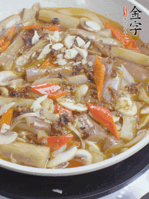 撒蒜末、香菜末。