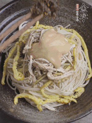 生抽1勺、醋1勺、芝麻醬1勺、金字火腿大師醬1勺。