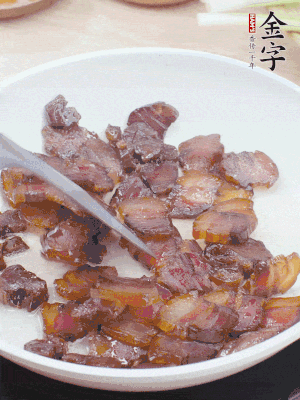 熱鍋少油，醬油肉煸出油脂，盛出。