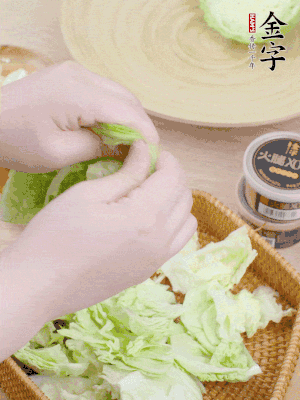 卷心菜掰成小片。