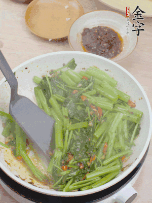 下空心菜炒軟。