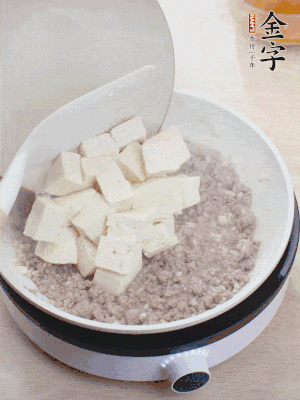 蓋蓋燉煮20分鐘后，加腐皮，撒一點(diǎn)枸杞。
