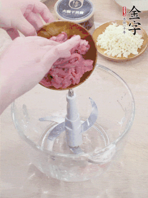 牛肉攪成牛肉泥。
