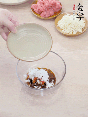 調(diào)料汁：金字火腿干貝醬2勺、剁椒1/2勺、生抽1/2勺、淀粉2勺、清水半碗。