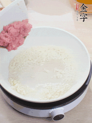鍋內(nèi)熱油，蒜泥、牛肉泥炒至酥香。