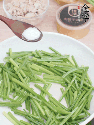 起鍋熱油，下韭菜苔炒至變色。加少許鹽。