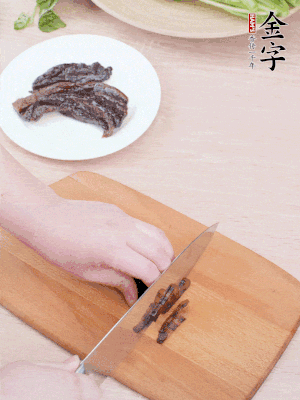 金字醬油肉下鍋煮10分鐘，切薄片。