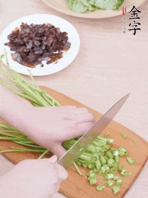 空心菜摘掉葉子，菜梗切成丁。