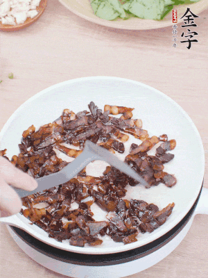 起鍋熱油，煸香醬油肉，撥拉到一邊。
