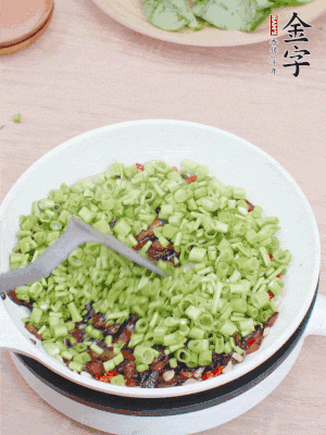 下菜梗翻炒，混合醬油肉。