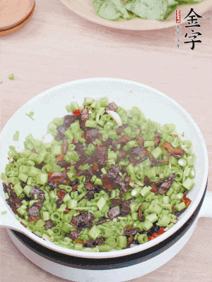 1勺生抽、1勺蠔油、1點(diǎn)點(diǎn)白糖調(diào)味。