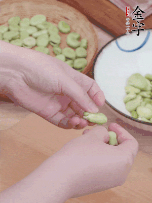 蠶豆剝殼，去掉豆衣，切碎。