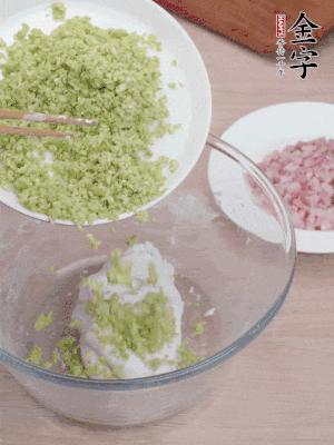 糯米粉邊揉邊加水，成團(tuán)后揉進(jìn)蠶豆、咸肉。