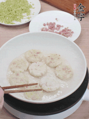 鍋中涼油，慢煎至兩面有脆殼。（油可以多一點(diǎn)）