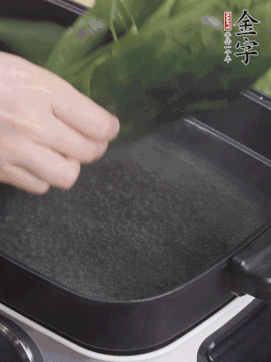 粽葉入沸水煮1分鐘，翻面再煮1分鐘，清洗干凈加水浸泡。