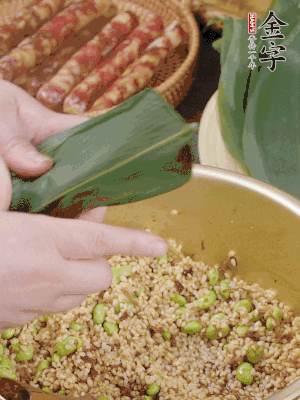 粽葉往下折，完全蓋住，兩側(cè)捏緊。