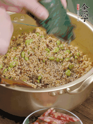 再附一張粽子，一齊向后折疊，線繩捆綁。