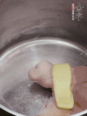 撈出洗凈后，加蔥姜、黃酒二遍焯水。