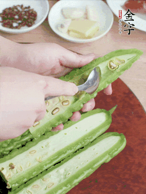 苦瓜去籽切薄片，一點(diǎn)鹽拌勻，10分鐘后沖洗控干。香蔥切蔥花、姜切末、蒜拍碎、干辣椒切圈。