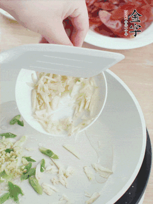 油4成熱，下蔥姜蒜、干辣椒、花椒煸出香味。